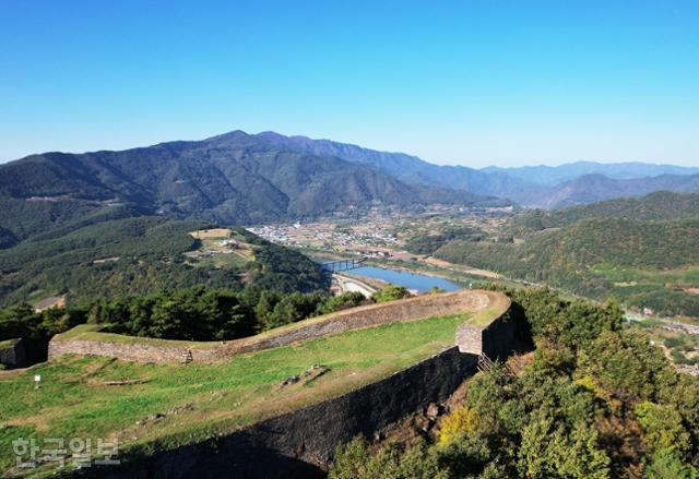 충북 단양 영춘면 온달산성 아래로 '늘봄' 마을이라 자랑하는 면소재지가 보인다. 강원 영월에서 흘러내린 남한강이 높은 산줄기를 휘감아 흐르고 있어 멋진 풍광이 펼쳐진다.