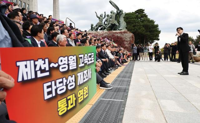 국민의힘 한동훈 대표가 28일 오후 국회 본청 앞 계단에서 열린 '제천-삼척간 고속도로 예비타당성 통과 및 조기 건설을 위한 대국민 설명회'에 참석해 발언하고 있다. 연합뉴스