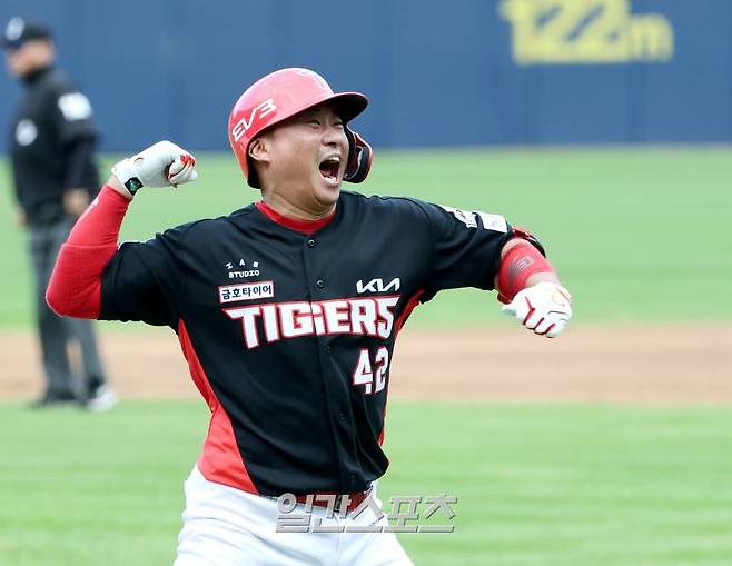 2024 프로야구 KBO 포스트시즌 삼성 라이온즈와 KIA 타이거즈의 한국시리즈(KS) 4차전 경기가 26일 오후 대구 삼성라이온즈파크에서 열렸다. 3회초 2사 만루 김태군이 만루홈런을 치고 펄쩍 뛰며 환호하고 있다. 대구=김민규 기자 mgkim1@edaily.co.kr /2024.10.26/