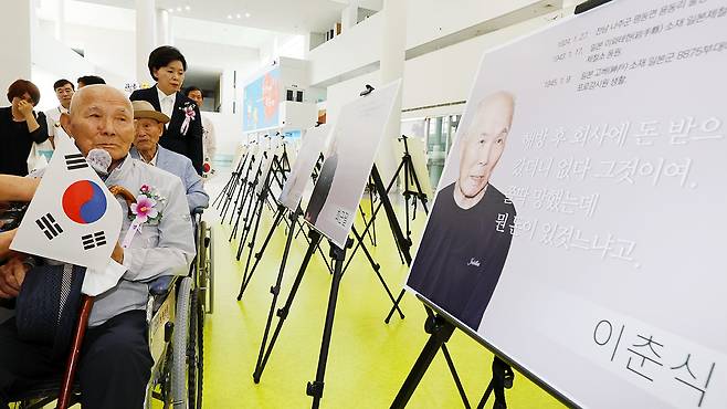 사진전 보는 이춘식 할아버지 23.8.15 [사진제공:연합뉴스]