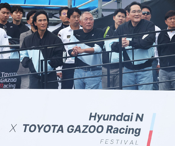 27일 오후 경기도 용인시 에버랜드 스피드웨이에서 열린 '현대 N x 토요타 가주 레이싱(Hyundai N x TOYOTA GAZOO Racing) 페스티벌'에서 정의선(가운데) 현대자동차그룹 회장과 이재용(오른쪽) 삼성전자 회장, 조현범 한국타이어 회장이 연습 장면을 바라보고 있다 [사진=연합뉴스]