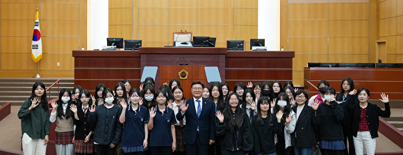 전주유일여자고등학교 학생들이 전북자치도의회에서 모의의회를 체험했다. [사진=전북자치도의회 ]