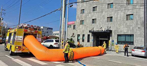 오늘 죽산면 소재 H호텔에서 배연전술훈련을 하고 있다 [사진=안성소방서]