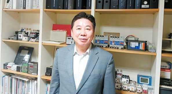 한광전기공업 유기현 대표는 올해 학교법인 ‘오산학원’의 이사장에 이어 서울 성동구상공회 회장에 취임, 교육 환경 개선과 지역 경제 발전에 이바지함으로써 기업가로서의 사회적 책임 실천에 앞장서고 있다. [사진 한광전기공업]