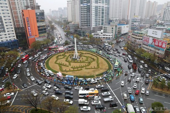 울산 공업탑로터리가 차량 보험사기 대상지가 되고 있다는 지적이 제기됐다. 국무조정실·울산시에 따르면 지난 2021년 9월부터 지난 9월까지 3년간 공업탑로터리에서 발생한 고의 차량 교통사고는 43건이다. 이 사고로 지급된 보험료는 1억4892만원이다. 사진 울산시