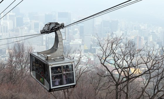 남산 케이블카는 1962년부터 한국삭도공업이라는 민간 기업이 독점하고 있다. 서울시는 이를 명분으로 곤돌라 건설을 추진하고 있다. 중앙포토