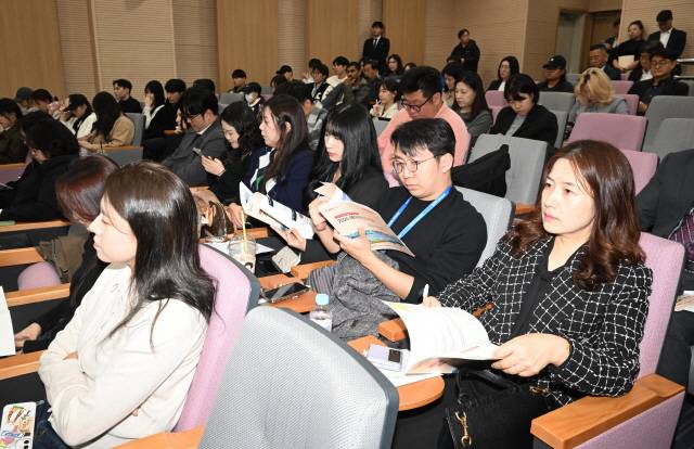 ▲ 2024 해외관광포럼이 지난 28일 강원대학교 미래도서관 정강홀에서 열려 참석자들이 관광관련 발제를 듣고 있다.  김정호