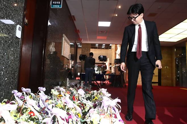 한동훈 국민의힘 대표가 30일 오전 서울 여의도 국회에서 지지자들이 보낸 취임 100일 축하 꽃바구니를 바라보며 당대표실로 출근하고 있다. / 사진=뉴스1