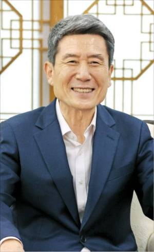 이강덕 포항시장은 한국경제신문과의 인터뷰에서 “석·박사급 전문 인재부터 일상에서의 인재까지 산업의 근간이 될 창의융합형 AI 인재 양성에 적극 나서겠다”고 강조했다. /포항시 제공