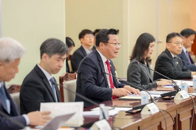 주형환 저출산고령사회위원회 부위원장이 30일 서울 종로구 정부서울청사에서 열린 제5차 인구비상대책회의에서 발언하고 있다.  /저출산고령사회위원회 제공