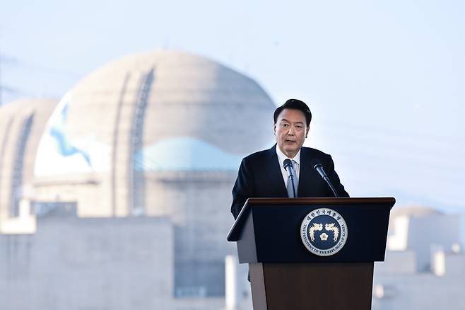 윤석열 대통령이 30일 경북 울진군 한국수력원자력 한울원자력본부에서 열린 ‘신한울 원전 1·2호기 종합준공 및 3·4호기 착공식’에 참석해 축사하고 있다.  연합뉴스