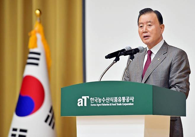 홍문표 한국농수산식품유통공사(aT) 사장이 지난 22일 국정감사에서 안정적인 먹거리 확보와 농수산식품산업 강국 실현을 위해 다양한 정책을 추진하겠다고 말했다.