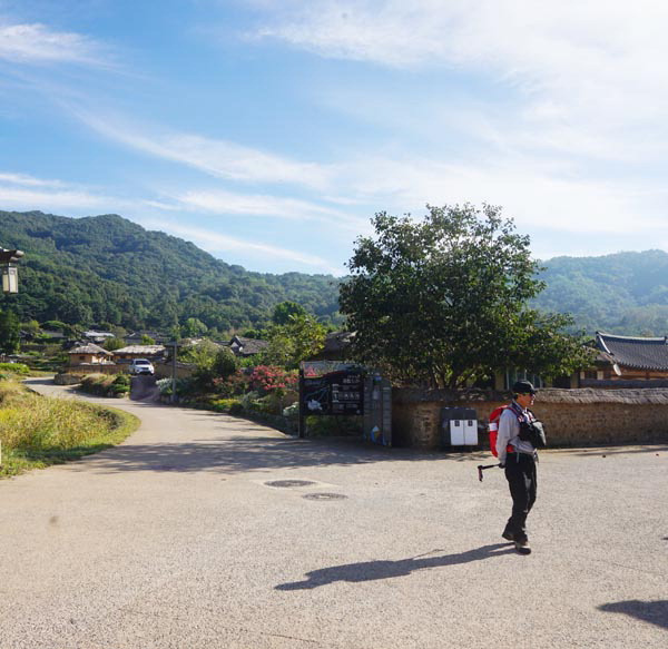 마을 입구 관광안내소 앞에서 출발하는 근교산 취재팀.