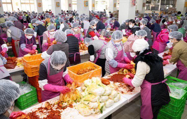 부산 부산진구에 있는 대형 사찰인 삼광사의 신도들이 지난해 12월 지역 소외계층에 전달할 김장을 담그고 있는 모습. 사진은 특정기사 내용과 무관. 국제신문 DB