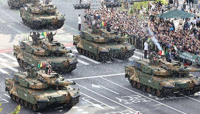 K2 tanks parade through the street to mark Armed Forces Day in downtown Seoul on Oct. 1. (Yonhap)