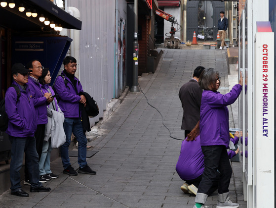 Members from the committee representing families of the Itaewon crowd crush victims visit a memorial installed in front of Itaewon Station in Yongsan District, central Seoul on Oct. 21. [NEWS1]