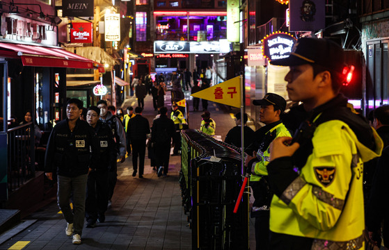 Police stationed in Itaewon order people to move along the once-popular alleyway on Oct. 27, 2023. [CHOI KI-WOONG]