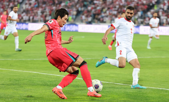 Korea's Seol Young-woo, left, in aciton during a 2026 World Cup qualifier against Jordan at Amman International Stadium in Jordan on Oct 11. [NEWS1]