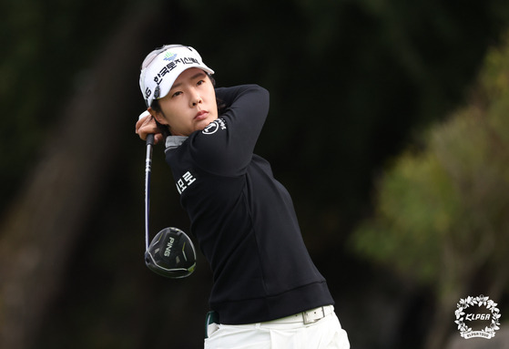 Park Ji-young hits a shot during the Dukshin EPC-Seoul Economics Ladies Classic at the 88 Country Club in Yongin, Gyeonggi on Saturday. [YONHAP]