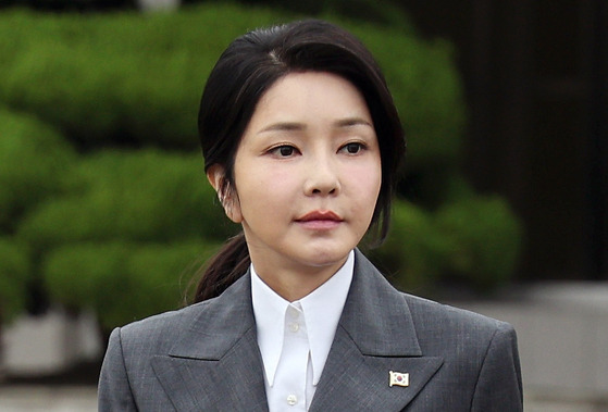 First lady Kim Keon Hee arrives at Seoul Airport in Seongnam, Gyeonggi, on Oct. 6. [PRESIDENTIAL OFFICE]