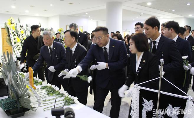 설동호 대전교육감, 조규식 서구의회 의장, 김영삼· 이금선· 이상래· 정명국 시의원 등이 헌화하고 있다. 