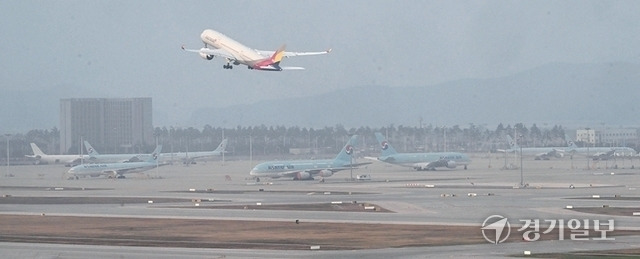 경기도가 오는 31일 경기국제공항 후보지를 발표할 예정인 가운데 후보지로 거론되고 있는 화성, 평택, 이천, 안산, 여주 지역사회가 손익을 따지며 촉각을 곤두세우고 있다. 사진은 28일 오후 인천국제공항에서 안갯속으로 이륙하고 있는 여객기. 경기일보DB