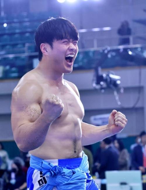 ‘위더스제약 2024 민속씨름 제4회 안산김홍도여자장사씨름대회’서 한라장사에 등극한 박민교(용인특례시청)가 우승 후 기쁨을 표현하고 있다. 대한씨름협회 제공