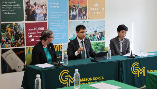 한국조지메이슨대학교의 샤넌 데이비스 교무처장 및 산학단장, 조슈아 박 신임 대표, 켈리 정 입학처장(왼쪽부터) 등이 30일 개교 10주년을 기념해 열린 기자간담회에서 지난 10년간의 성과와 앞으로의 비전을 설명하고 있다. 조지메이슨대 제공