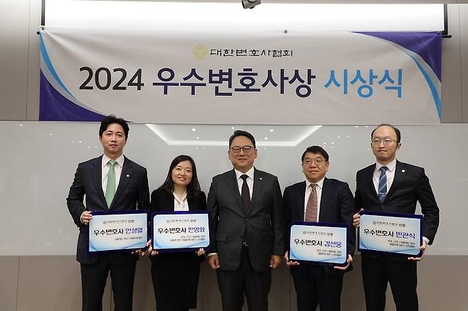 왼쪽부터 안성열·한영화 변호사, 김영훈 변협회장, 김선웅·민관식 변호사