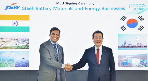 POSCO Group Chairman Chang In-hwa and JSW Group Chairman Sajjan Jindal signed an MOU on steel, battery materials, and renewable energy on the 21st. (POSCO Holdings)