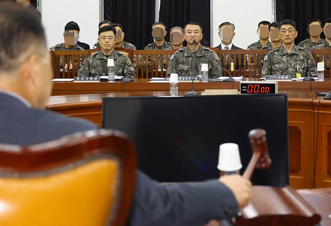 30일 국회에서 열린 정보위원회 국정감사에 출석한 문상호 정보사령관(왼쪽부터)과 원천희 국방정보본부장, 박종선 777사령관이 나란히 앉아 있다. [사진 = 국회사진기자단]