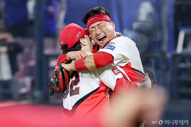 28일 오후 광주 기아챔피언스필드에서 열린 프로야구 '2024 신한 SOL 뱅크 KBO 포스트시즌' 한국시리즈 5차전 삼성 라이온즈와 KIA 타이거즈의 경기에서 7대5로 승리하며 통합 우승을 차지한 KIA 마무리 정해영과 포수 김태군이 얼싸안으며 기뻐하고 있다. 2024.10.28/뉴스1  Copyright (C) 뉴스1. All rights reserved. 무단 전재 및 재배포,  AI학습 이용 금지.