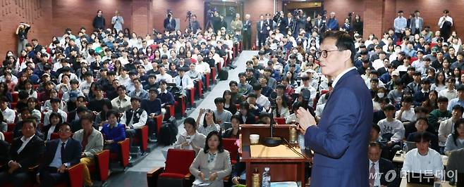 [서울=뉴시스] 전신 기자 = 이창용 한국은행 총재가 30일 서울 마포구 서강대학교 성이냐시오관 소강당에서 특별 강연을 하고 있다. 2024.10.30. photo1006@newsis.com /사진=전신