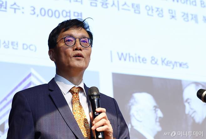 [서울=뉴시스] 전신 기자 = 이창용 한국은행 총재가 30일 서울 마포구 서강대학교 성이냐시오관 소강당에서 특별 강연을 하고 있다. 2024.10.30. photo1006@newsis.com /사진=전신