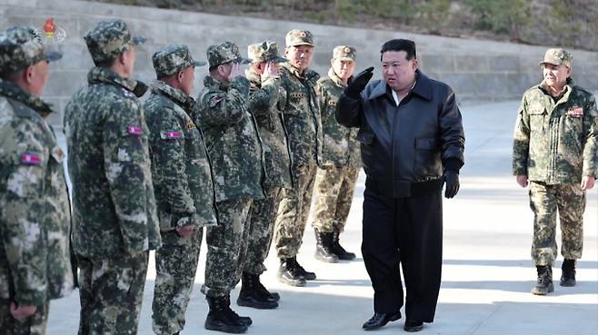 러시아로 파병간 북한군이 우크라이나에 진입해 활동 중이라는 언론 보도가 나왔다. 사진은 조선중앙TV가 지난 3월7일 김정은 북한 노동당 총비서가 전날(6일) 북한군 서부지구 중요작전 훈련기지를 방문해 훈련시설들을 보고 부대들의 실동훈련을 지도했다고 보도한 모습. /사진=뉴시스(조선중앙TV 캡처)