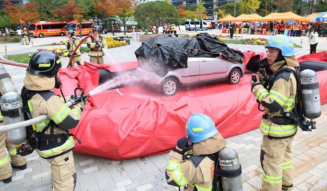 소방대가 전기차 화재 진압 시연 중이다. /사진=뉴스1