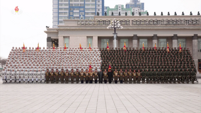 김정은(앞줄 가운데) 북한 국무위원장이 지난해 2월 11일 조선인민군 창건(건군절) 75주년 열병식에 참가한 각급 부대 지휘관, 병사들과 기념사진을 찍고 있다.  조선중앙TV 캡처