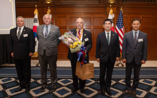 미국 워싱턴 DC에서 열리는  제56차 한미안보협의회의(SCM)  계기 ‘한미동맹의 밤’행사 때 제12회 백선엽 한미동맹상 수상자로 선정된  6·25 전쟁 영웅이자, 전쟁고아의 아버지인 고(故) 딘 헤스 미 공군 대령 시상식 후 기념촬영하고 ㅇ;ㅆ디. 사진 왼쪽부터 폴 라캐머라 한미연합사령관, 로널드 헤스(딘 헤스 대령 둘째 아들), 로렌스 헤스(딘 헤스 대령 첫째 아들), 김용현 국방부장관, 후원사인 중앙일보 김형구 워싱턴총국장. 국방부 제공