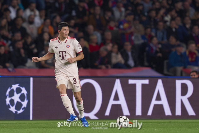 유럽축구 통계매체 후스코어드닷컴은 30일 2024-25시즌 분데스리가 10월 베스트11을 선정해 소개했다. 김민재는 분데스리가 월간 베스트11 수비수에 이름을 올렸다. 바이에른 뮌헨에선 김민재를 포함해 4명이 월간 베스트11에 선정됐다. 바이에른 뮌헨은 올 시즌 분데스리가에서 무패행진과 함께 6승2무의 성적으로 리그 선두를 질주하고 있다./게티이미지코리아