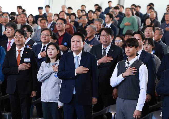 윤석열 대통령이 30일 경북 울진군 한국수력원자력 한울원자력본부에서 열린 '신한울 원전 1·2호기 종합준공 및 3·4호기 착공식'에 참석해 국기에 경례하고 있다. [연합]