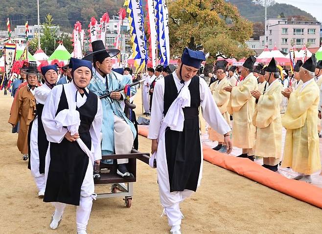 '2023 청송사과축제'에서 개군 600주년을 기념하는 '청송도호부사' 행렬이 재연되고 있다. (사진=청송군 제공)  *재판매 및 DB 금지