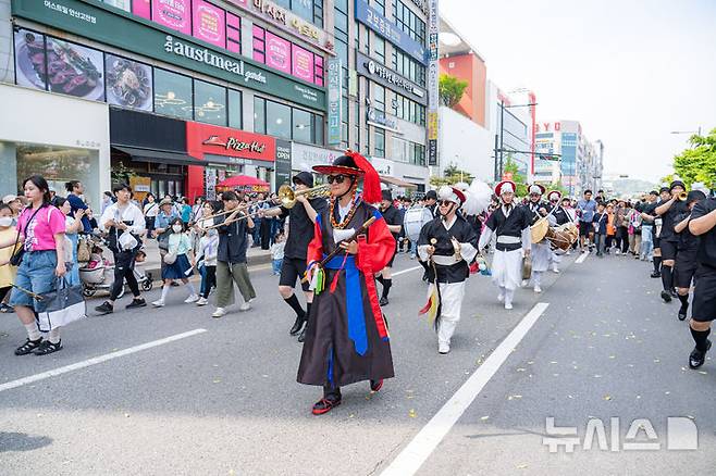 [안산=뉴시스] 2024년 안산국제거리극축제에 참가한 안산 지역예술팀 '청악'의 '로터리프로젝트'(사진=안산문화재단 제공)2024.10.30.photo@newsis.com