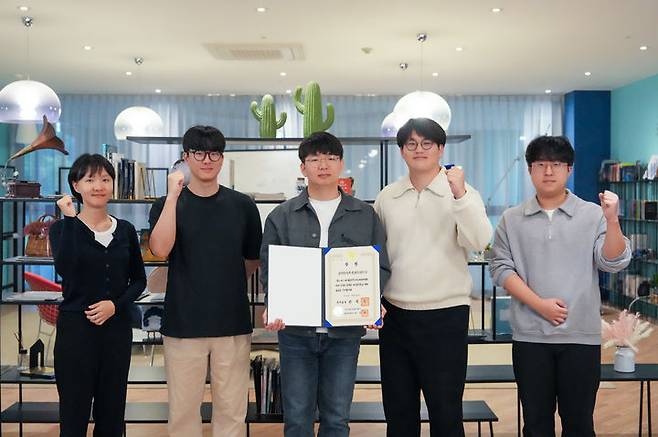 [울산=뉴시스] UNIST 이규호 교수 연구팀. 사진 왼쪽부터 서보경, 장우영, 정주은, 김승빈, 이상호 대학원생 *재판매 및 DB 금지