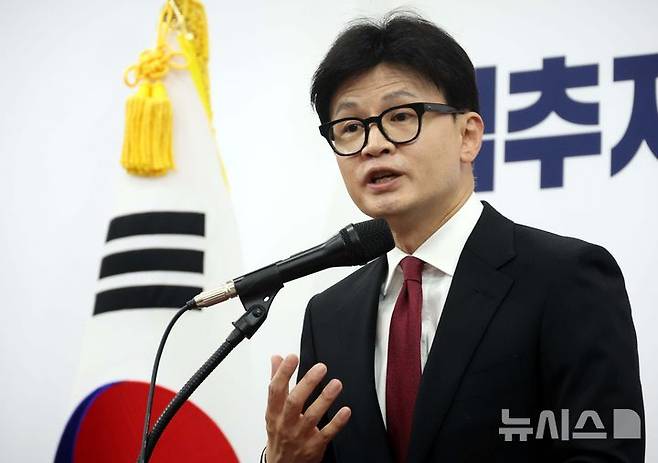 [서울=뉴시스] 조성봉 기자 = 한동훈 국민의힘 대표가 30일 오전 서울 여의도 국회에서 열린 당 대표 취임 100일 기자회견에 서 취재진의 질문에 답변하고 있다. 2024.10.30. suncho21@newsis.com