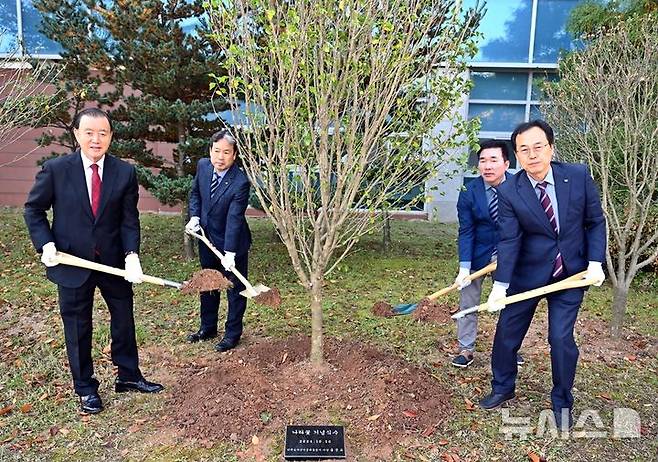 [세종=뉴시스]한국농수산식품유통공사(aT)는 나라꽃 무궁화의 국민적 관심을 고취하기 위해 30일 수원 농수산식품유통교육원에서 홍문표 사장 주재로 무궁화나무 식수 행사를 개최했다.(사진=aT 제공)