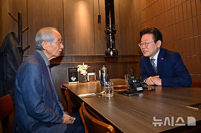 [서울=뉴시스] 권창회 기자 = 이재명 더불어민주당 대표가 30일 오전 서울 여의도 한 식당에서 윤여준 전 환경부 장관과 오찬 회동을 하고 있다. (공동취재) 2024.10.30. photo@newsis.com