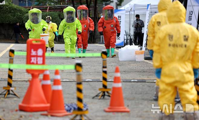 [대구=뉴시스] 이무열 기자 = 29일 대구 중구 계명대학교 대구동산병원 제3주차장에서 ‘2024년 대구시 중구 생물테러 대비·대응 대규모 모의훈련’이 진행되고 있다.이번 모의훈련은 바이러스·세균·곰팡이·독소 등을 이용해 인명 피해를 일으키는 생물테러에 대한 대비·대응 능력을 강화하기 위해 마련됐다. 2024.10.29. lmy@newsis.com