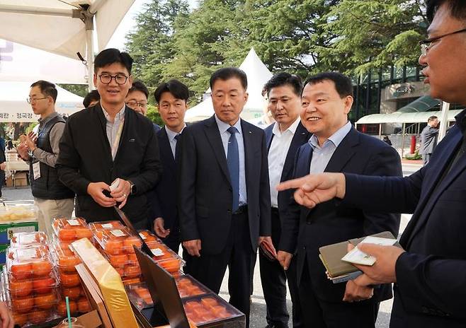 [대전=뉴시스] 윤석대 한국수자원공사 사장이 30일 본사에 마련된 댐 주변지역 농산물 판매장인 이음장날 부스에서 농산물을 살펴보고 있다. (사진=한국수자원공사 제공) 2024.10.30. photo@newsis.com *재판매 및 DB 금지