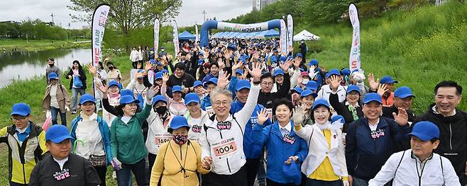 [광주=뉴시스] 광주 서구는 오는 11월2일 영산강 일대에서 '제3회 함께 서구, 오~잇길 걷기대회'를 개최한다고 30일 밝혔다. 사진은 지난 4월 열린 2회 대회 모습. (사진=광주 서구 제공) 2024.10.30. photo@newsis.com *재판매 및 DB 금지