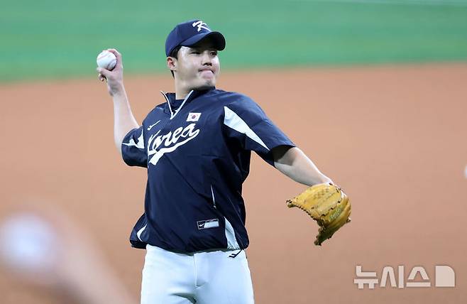 [서울=뉴시스] 홍효식 기자 = 임찬규가 30일 서울 구로구 고척스카이돔에서 2024 WBSC 프리미어12 대표팀 훈련을 하고 있다. 2024.10.30. yesphoto@newsis.com